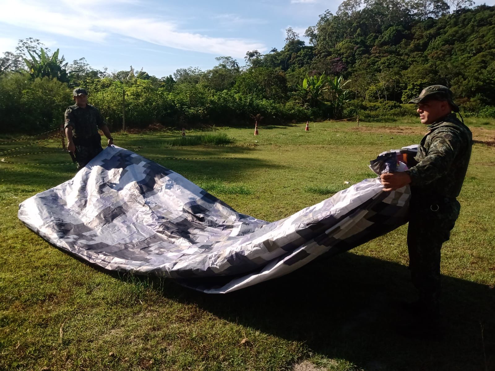 PM Ambiental autua oito baloeiros em Caraguatatuba