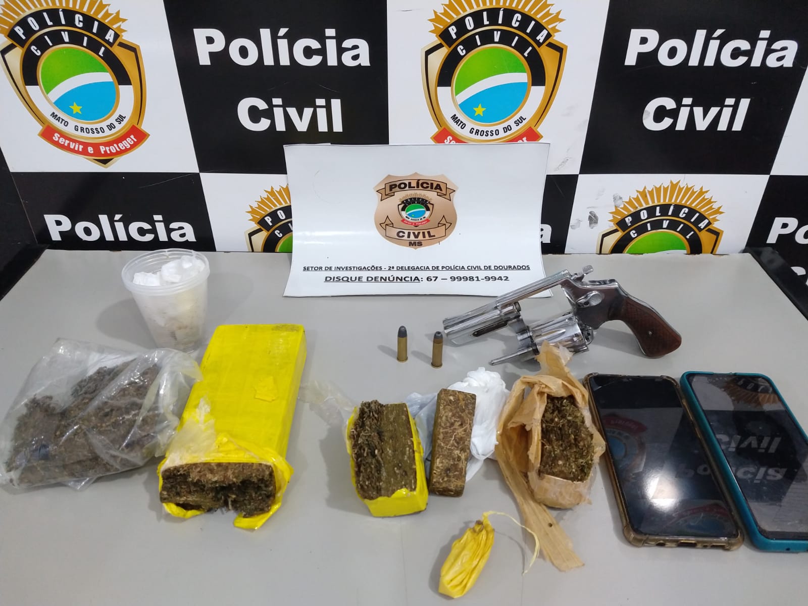 Policiais civis prendem suspeitos de tráfico de drogas e apreendem arma de fogo em Dourados