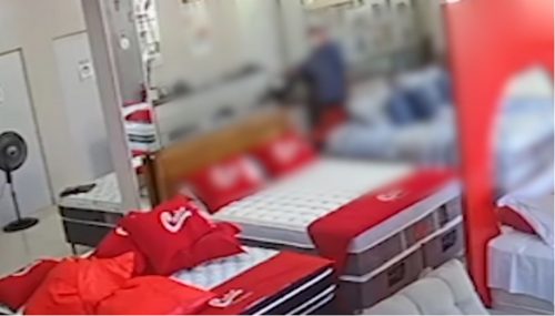 Homem se faz de cliente e em momento oportuno furta celular de loja em Cascavel