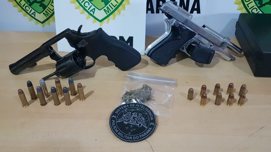 Dois indivíduos são detidos ao serem flagrados com arma de fogo e maconha