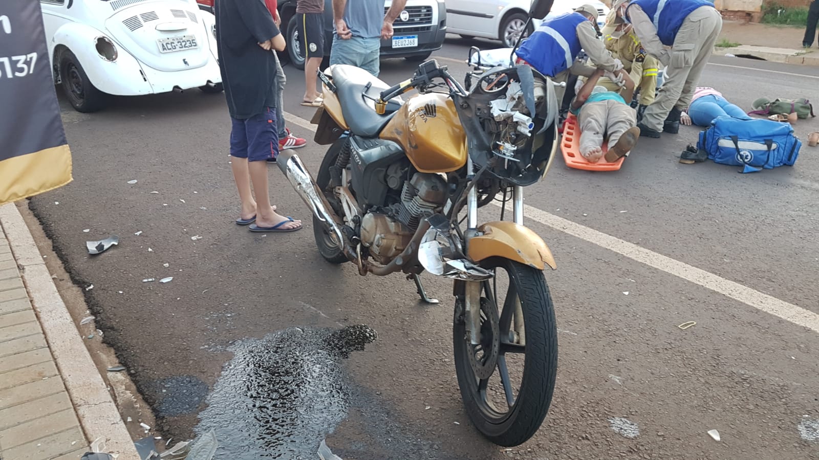 Casal fica ferido após colisão envolvendo carro e motocicleta