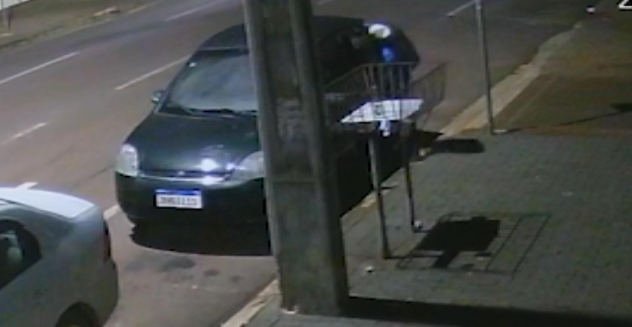Veículo tem vidro traseiro estourado e itens levados; veja imagens