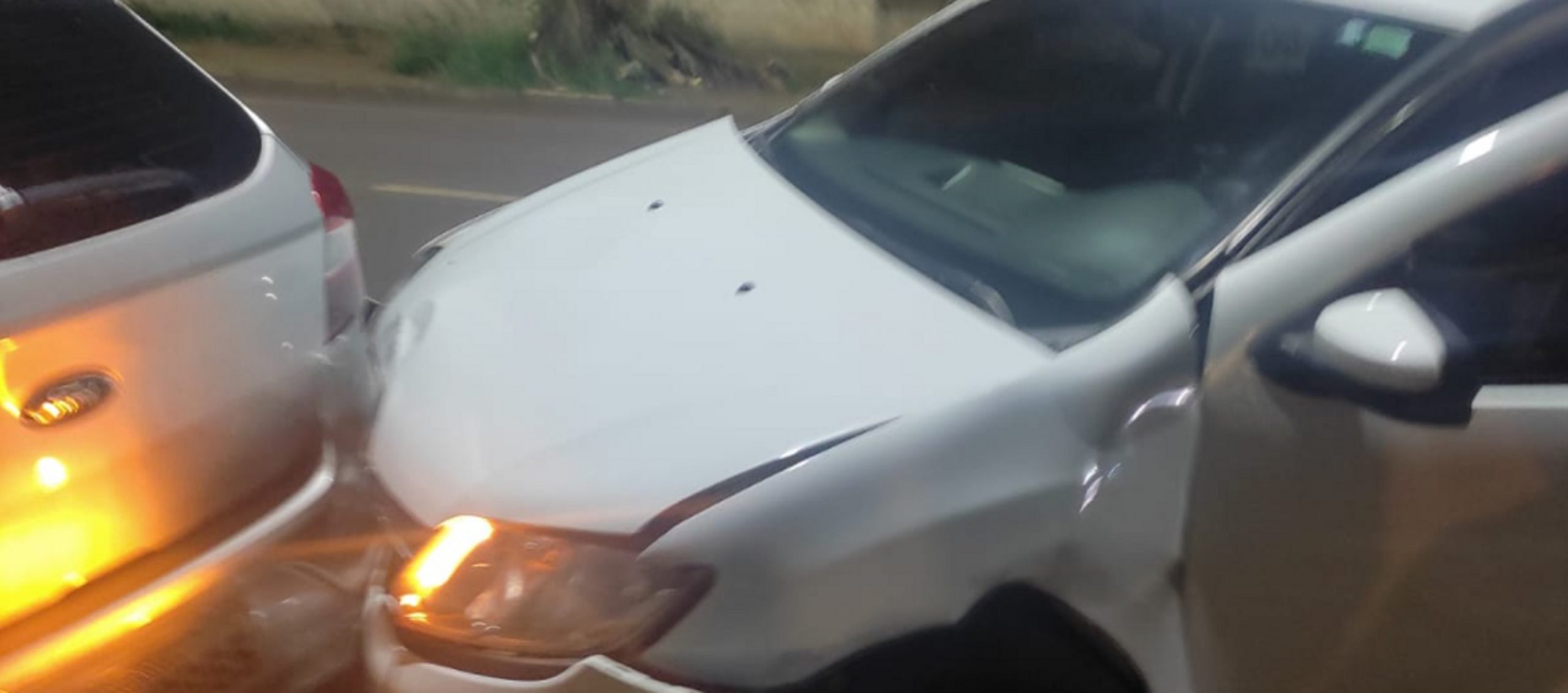 Câmera flagra veículo avançando a preferencial, colidindo com outro carro e se evadindo do local