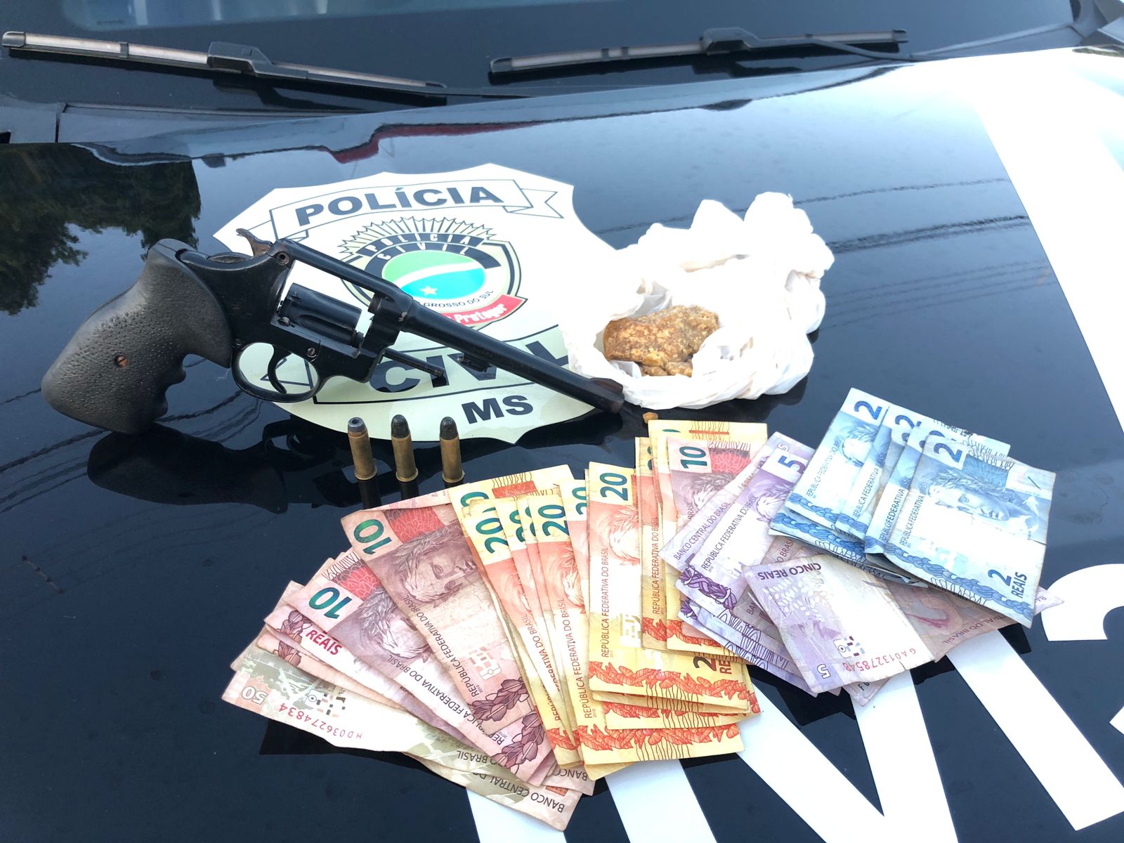 Suspeito de tráfico de drogas é preso por policiais civis com arma de fogo na Capital