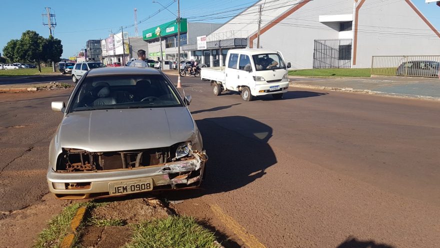 Golf e utilitário se envolvem em colisão no cruzamento das Ruas JK e Maranhão, no Centro