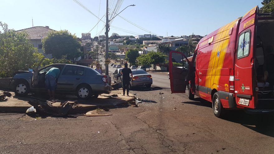 Após forte colisão, Civic é jogado contra carro estacionado e Clio bate contra muro, no Bairro Neva