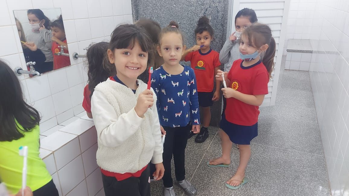 Estudantes aprendem de forma lúdica a importância da escovação para a prevenção de doenças bucais