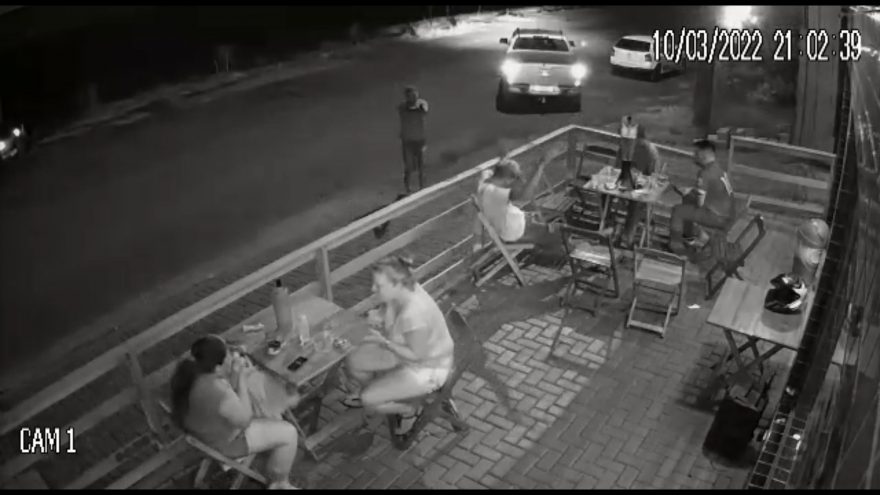 Vídeo mostra atirador chegando em lanchonete e realizando diversos disparos de arma de fogo contra vítima
