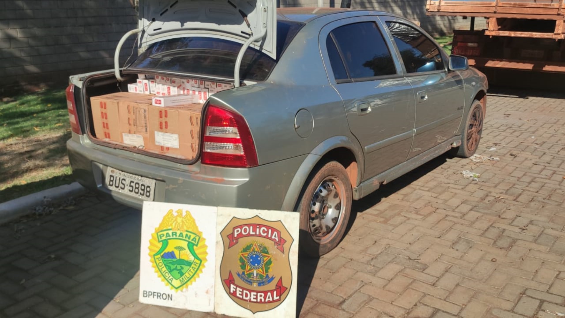 Aproximadamente R$ 70 mil foram apreendidos pelo BPFron em caixas de cigarros contrabandeados