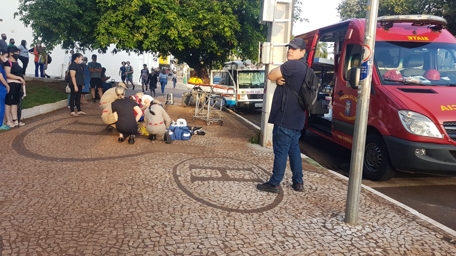 Duas pessoas caem de bicicleta no Centro e ficam feridas, no Centro de Cascavel