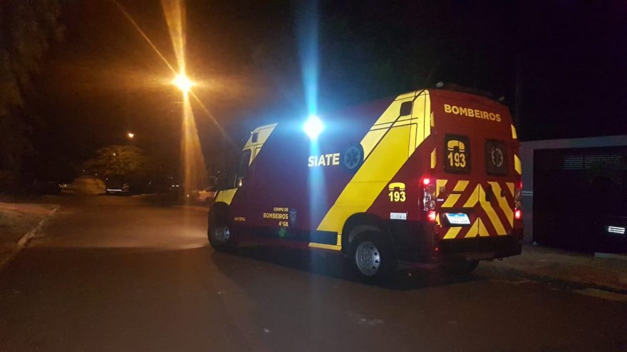 Homem cai de bicicleta e socorristas prestam atendimentos