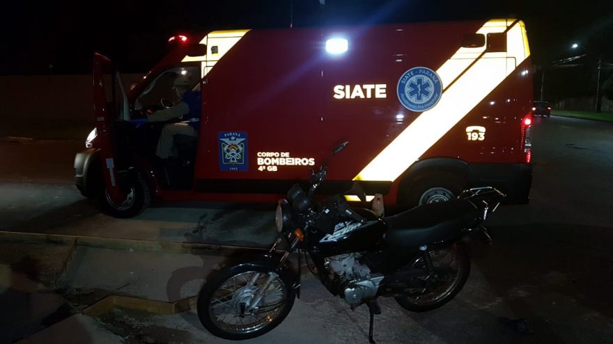 Jovem fica ferido após colisão entre carro e moto