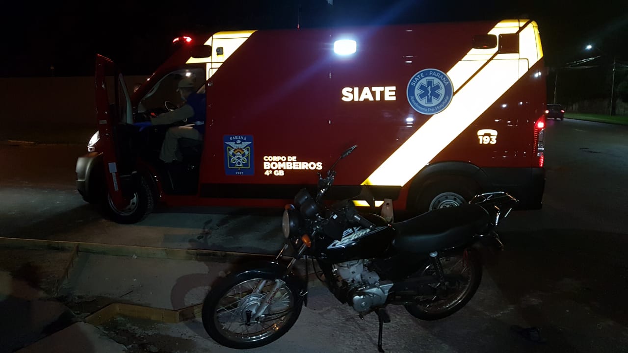 Jovem fica ferido após colisão entre carro e moto