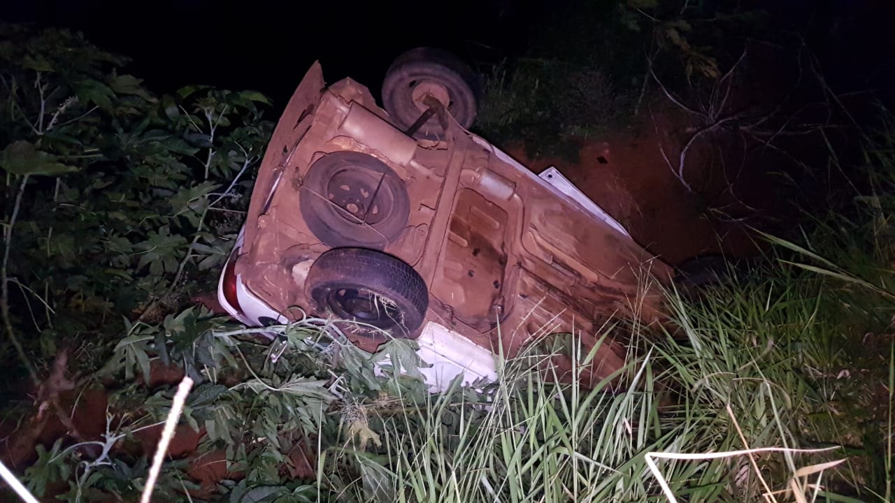 Veículo capota às margens da PR-180 e deixa feridos