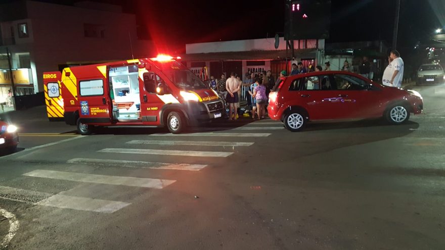 Forte colisão envolvendo carro e motocicleta deixa jovens feridos