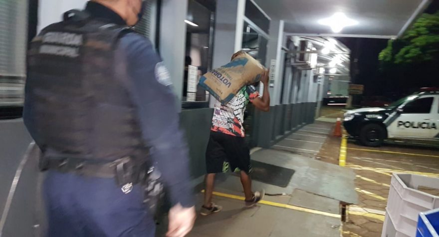 GM prende dois indivíduos acusados de furtarem saco de cimento no Bairro Universitário