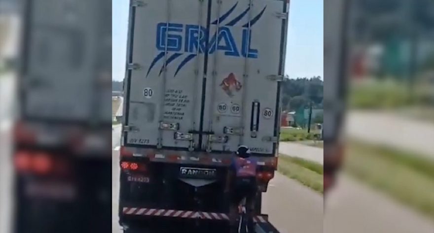 Ciclista “pega carona” em caminhão na BR-277 em Cascavel e põe a vida em risco