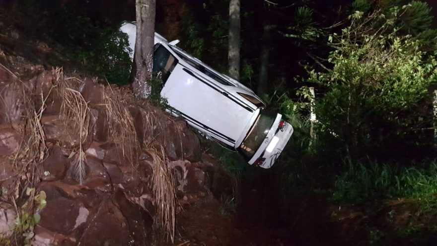 Urgente: Hilux fica pendurada ao cair de barranco e deixa duas pessoas feridas na Rua Rio da Paz