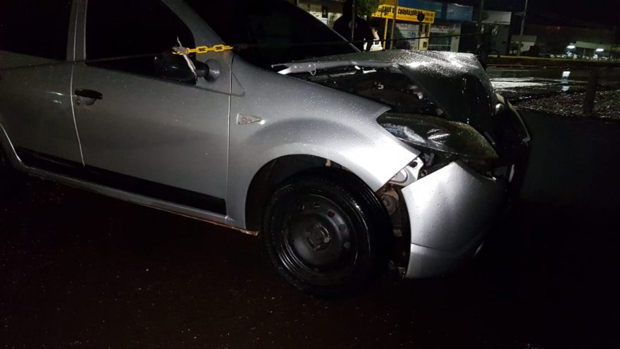 Condutora perde o controle e colide Sandero contra muro de proteção do canteiro central da Av. Carlos Gomes