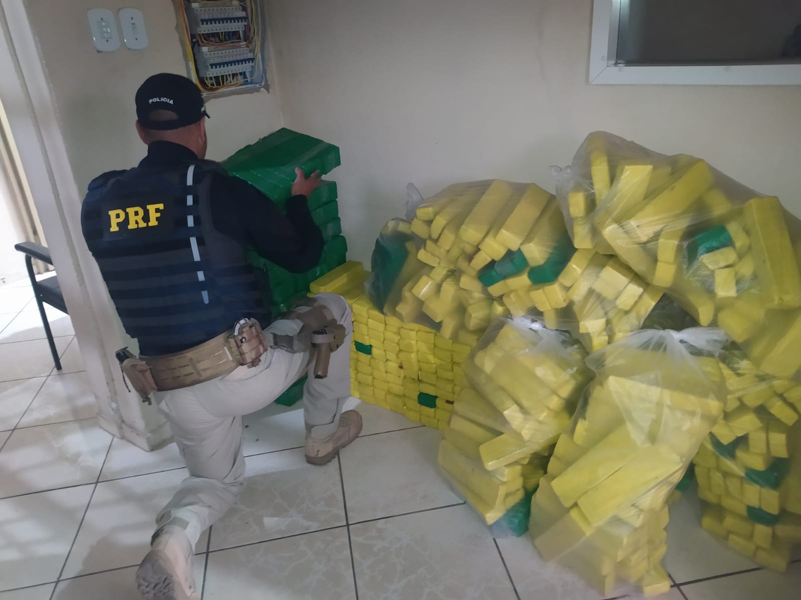 PRF apreende quase 300 quilos de maconha em Porto Amazonas (PR)