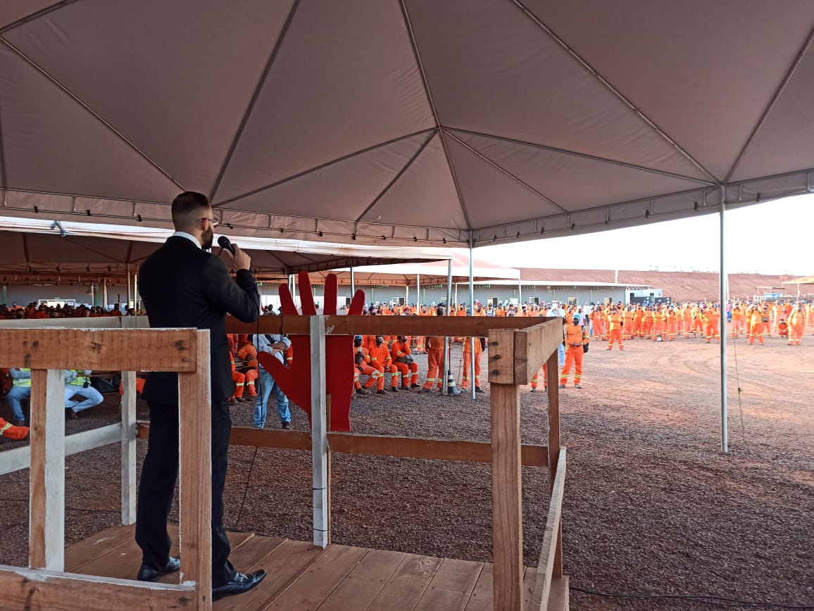 Polícia Civil realiza palestras educativas para trabalhadores na obra da empresa Suzano, em Ribas do Rio Pardo