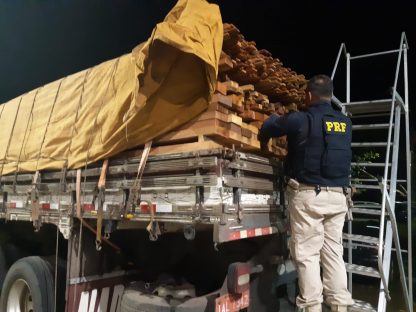PRF apreende cerca de 20 m³ de madeira ilegal, em Santa Maria do Pará/PA Imagem referente a PRF apreende cerca de 20 m³ de madeira ilegal, em Santa Maria do Pará/PA