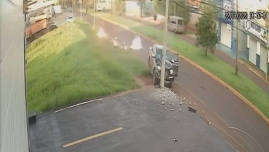 Impressionante: Após colisão contra poste, idoso quase é atingido por descargas elétricas; veja o vídeo