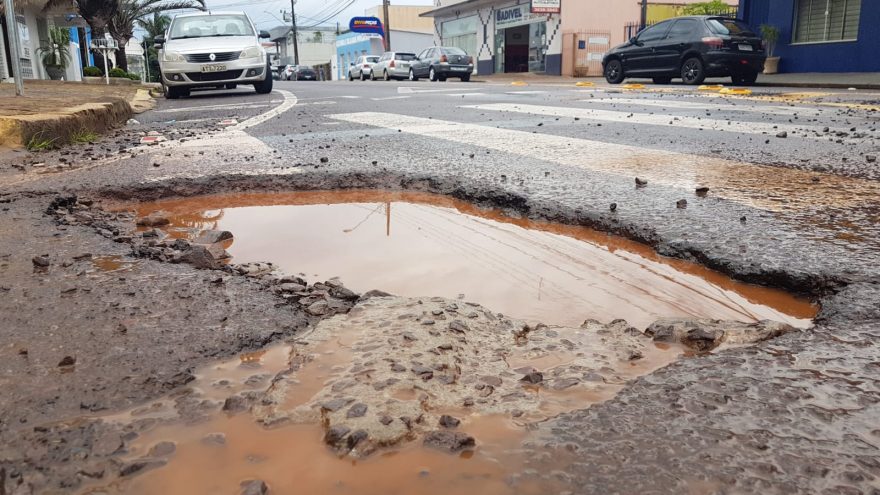 Com a cidade cheia de buracos, motoristas têm dificuldades diárias para não sofrerem prejuízos