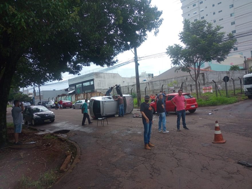 Colisão seguida de capotamento é registrada no Bairro Country e duas pessoas ficam feridas