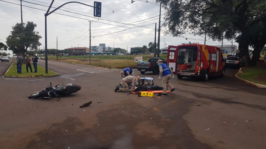 Motociclista tem lesão na cabeça após forte colisão com carro