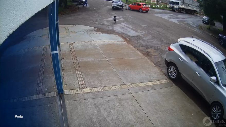 Câmera mostra forte colisão seguida de capotamento no Bairro Country