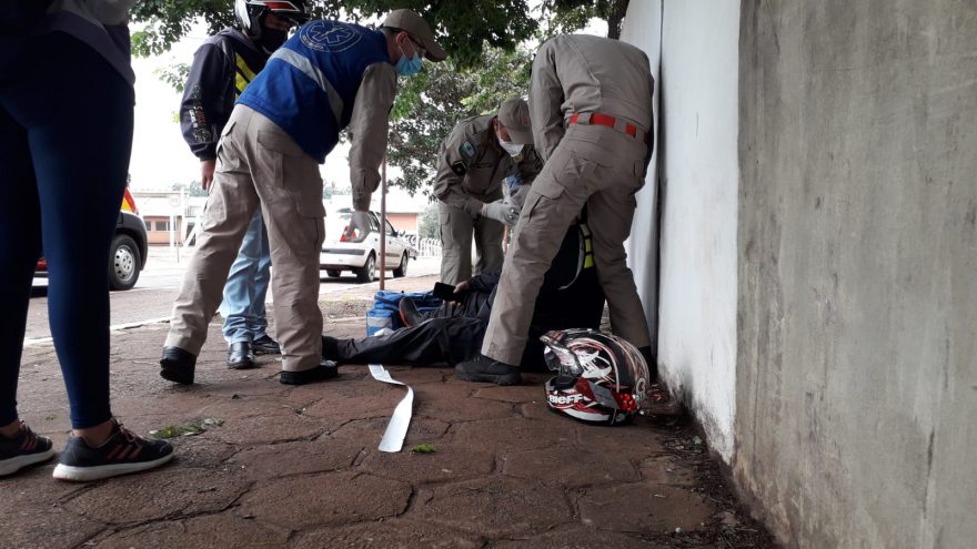 Motociclista fica ferido em colisão de trânsito na Rua da Lapa