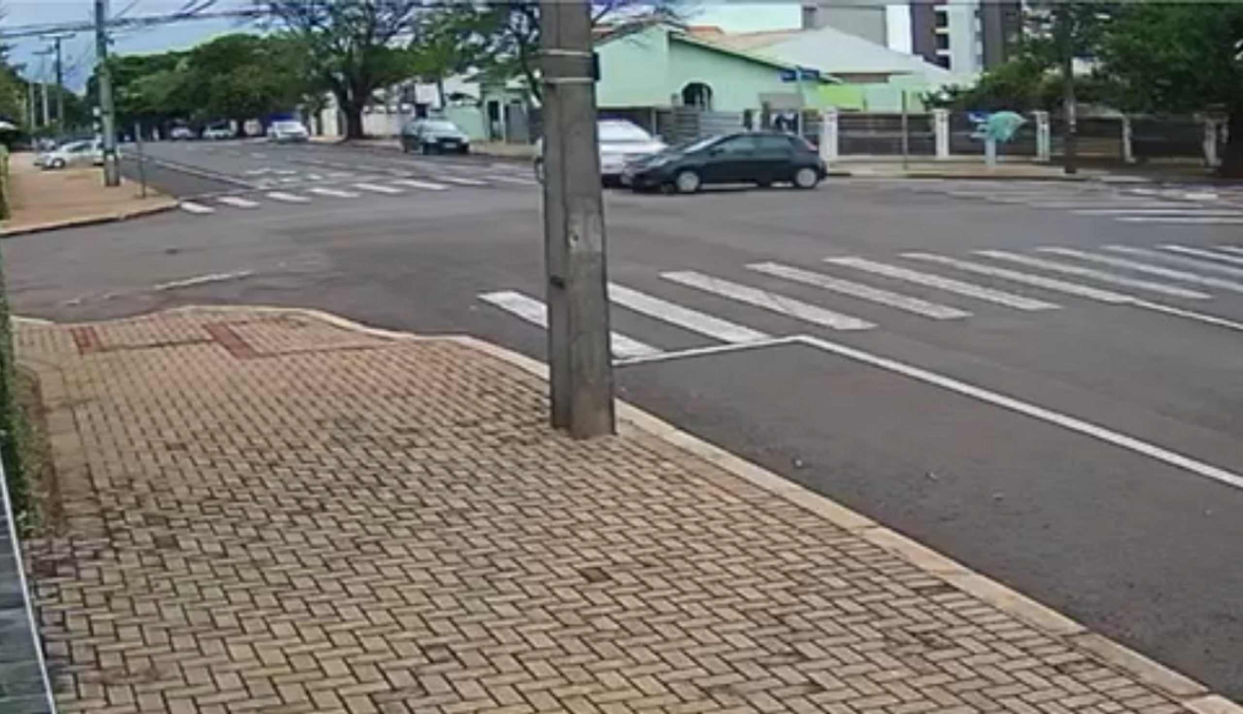 Vídeo mostra veículo avançando preferencial em forte colisão na Rua Marechal Cândido Rondon