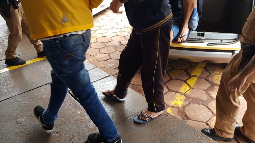 Trio é detido pela PM com armas de fogo e carro com registro de furto