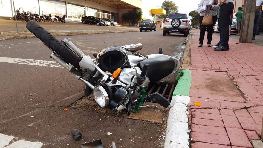 Motociclista fica gravemente ferido após forte colisão no Centro