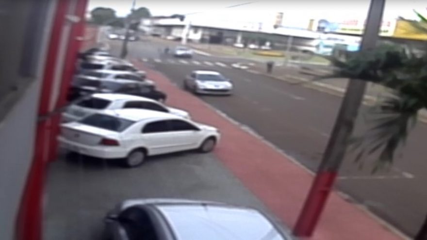 Grave colisão: Veja imagens do acidente que deixou motociclista gravemente ferido