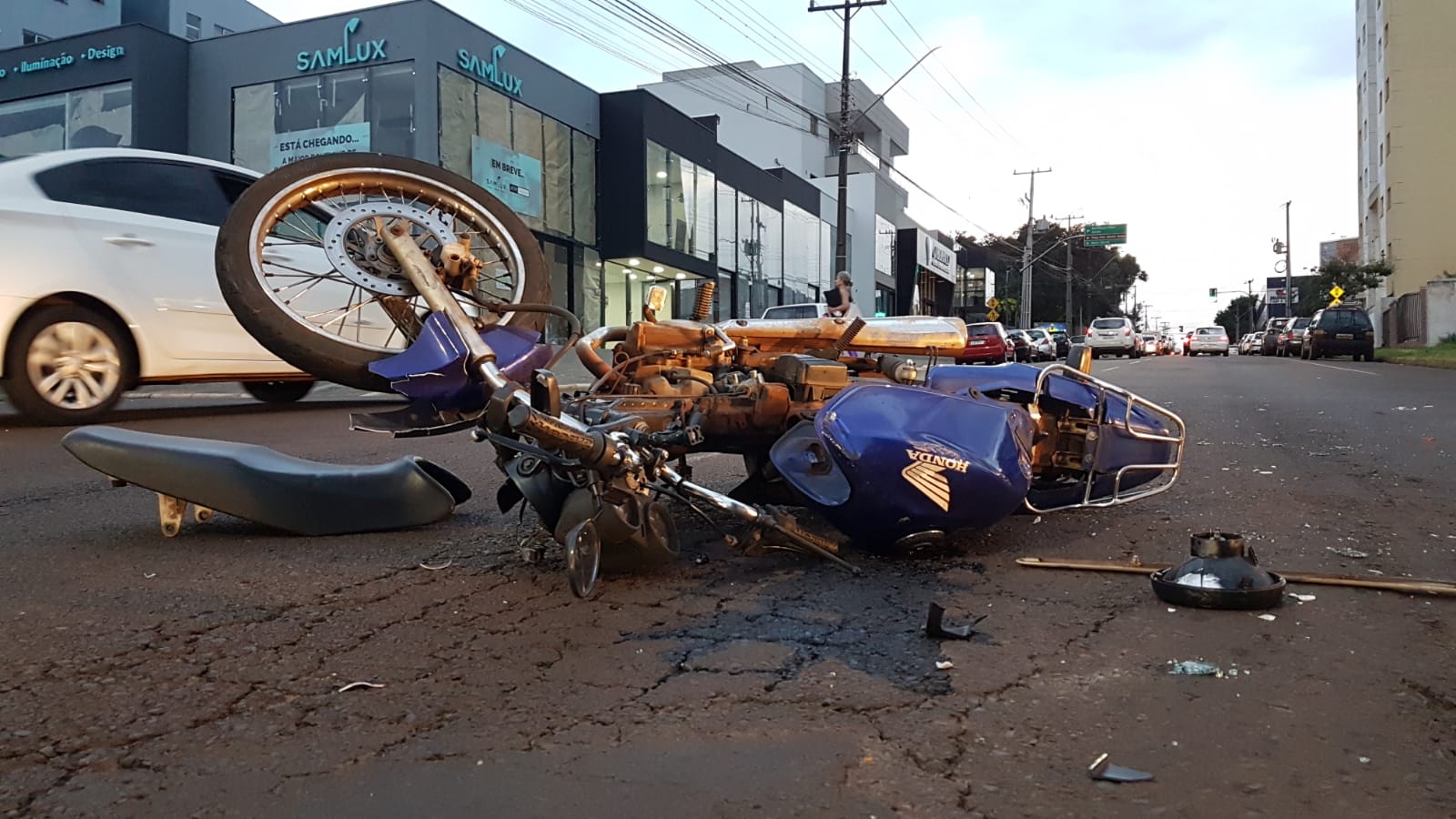 Motociclista fica ferido e veículos bastante danificados após colisão na Rua Vitória