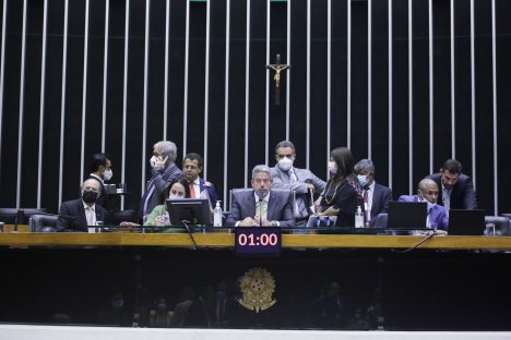 Câmara realiza sessão nesta quinta-feira para analisar propostas Imagem referente a Câmara realiza sessão nesta quinta-feira para analisar propostas