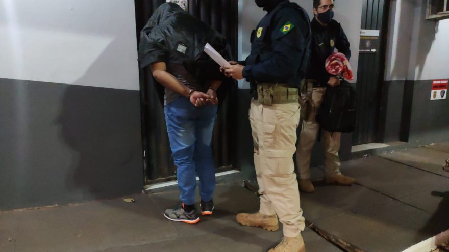 Homem é preso pela PRF com mandado de prisão em aberto pelo crime de tráfico de drogas