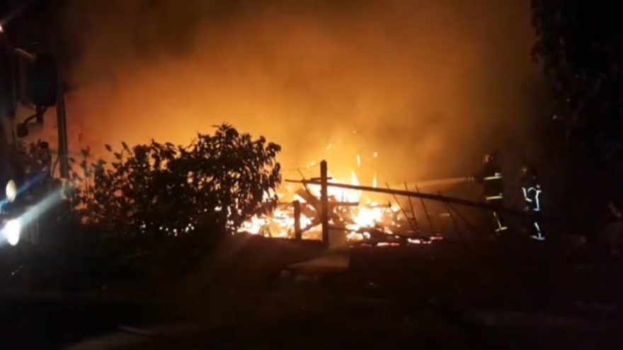 Residência é destruída pelas chamas no Bairro Esmeralda