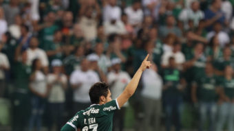 100% em penais, Veiga supera Edmundo e iguala Djalminha ao abrir caminho para semi