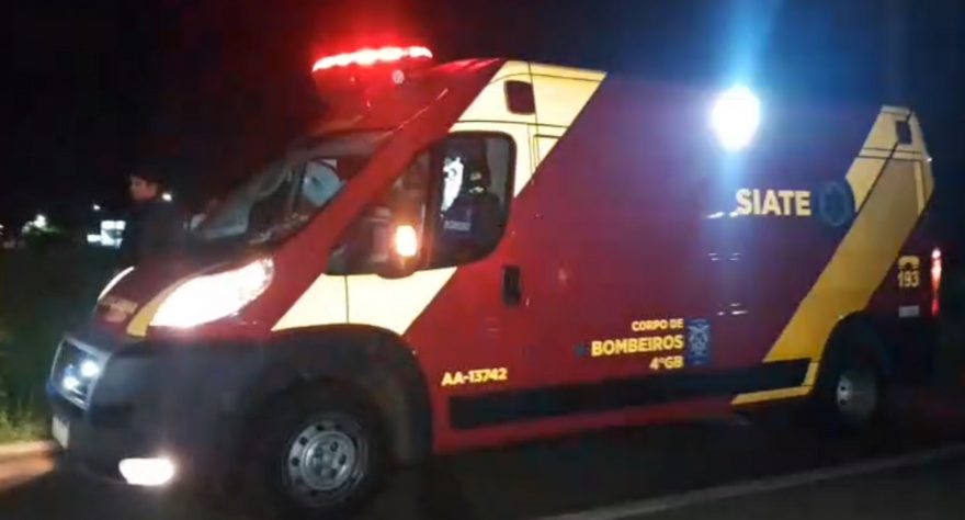 Dois carros se envolvem em colisão na Av. das Torres e rapaz fica ferido