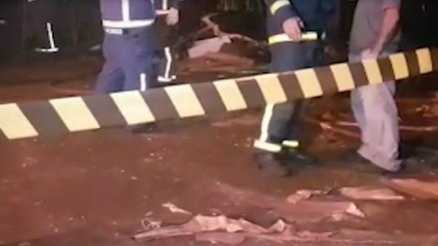 Homem entra em espaço isolado por bombeiros em casa destruída por incêndio e é detido
