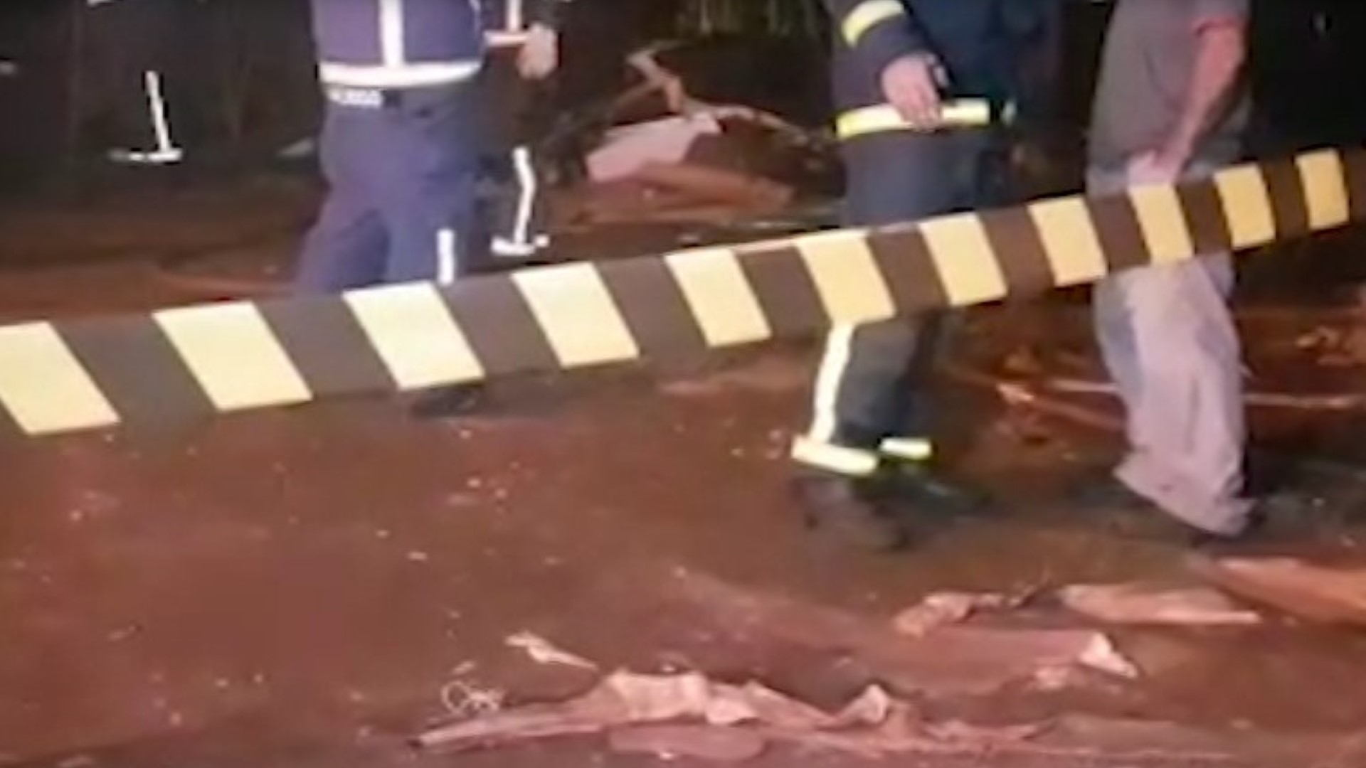 Homem entra em espaço isolado por bombeiros em casa destruída por incêndio e é detido