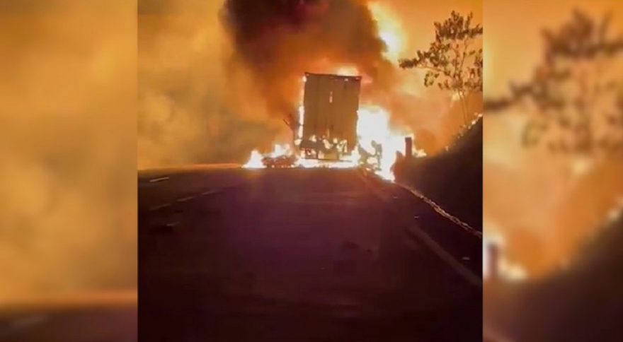 Impressionante: incêndio em carreta bloqueia rodovia Fernão Dias em Atibaia