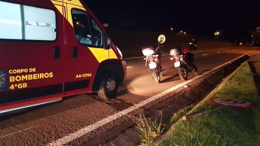 Motociclista se fere ao atingir placa de sinalização na marginal da BR-277 após desviar de cachorro