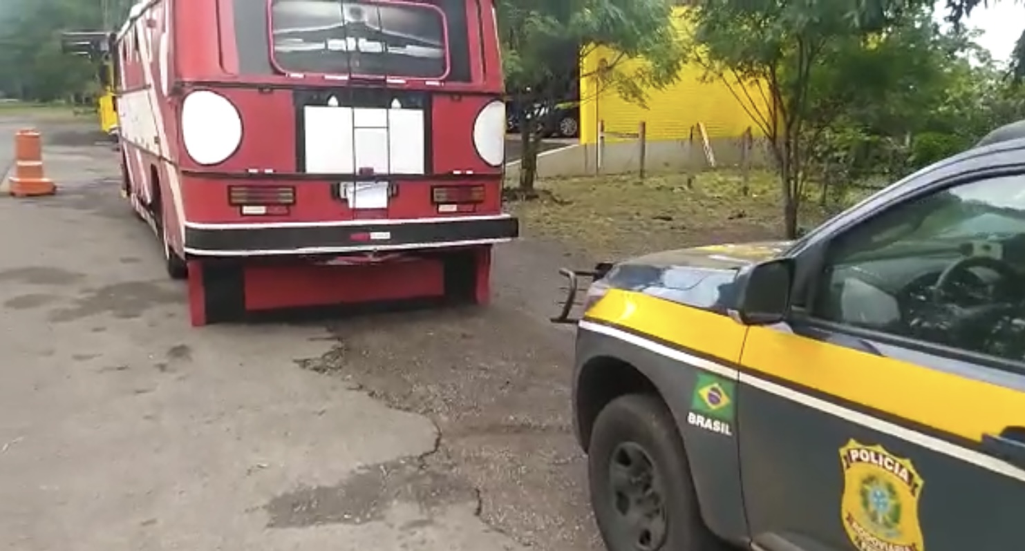 PRF e BM apreendem motorhome com quase meia tonelada de agrotóxicos em Santiago