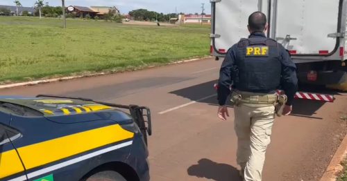 Após denúncia de clone, PRF apreende R$ 1,75 milhão em cigarros na região de Maringá (PR) Imagem referente a Após denúncia de clone, PRF apreende R$ 1,75 milhão em cigarros na região de Maringá (PR)