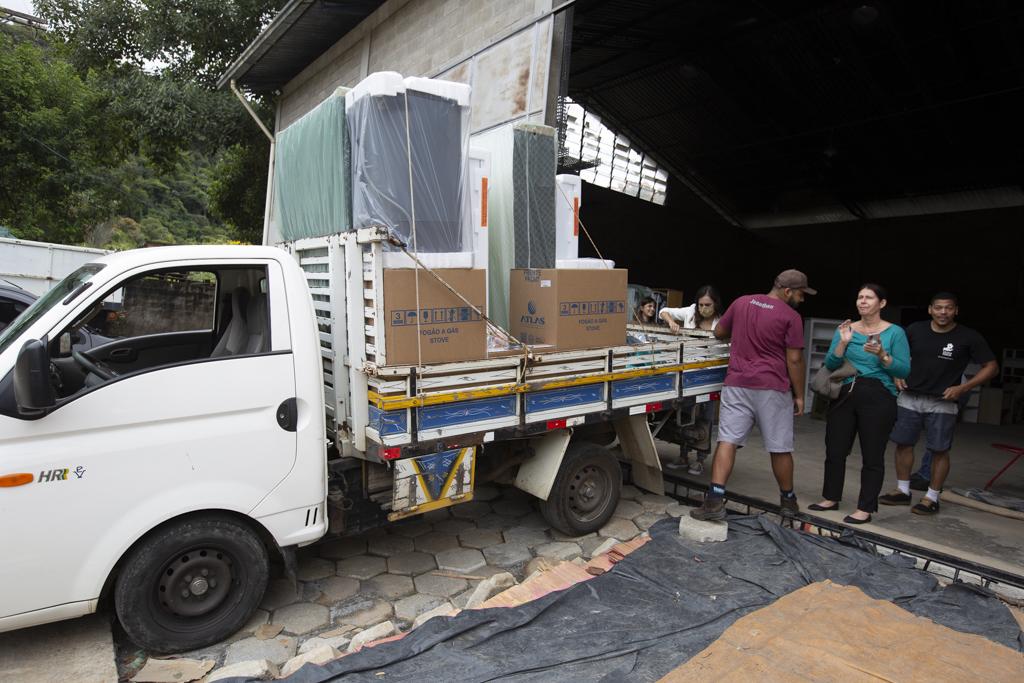 MPRJ, Amperj e Assemperj entregam kits para montar moradias de vítimas das fortes chuvas em Petrópolis