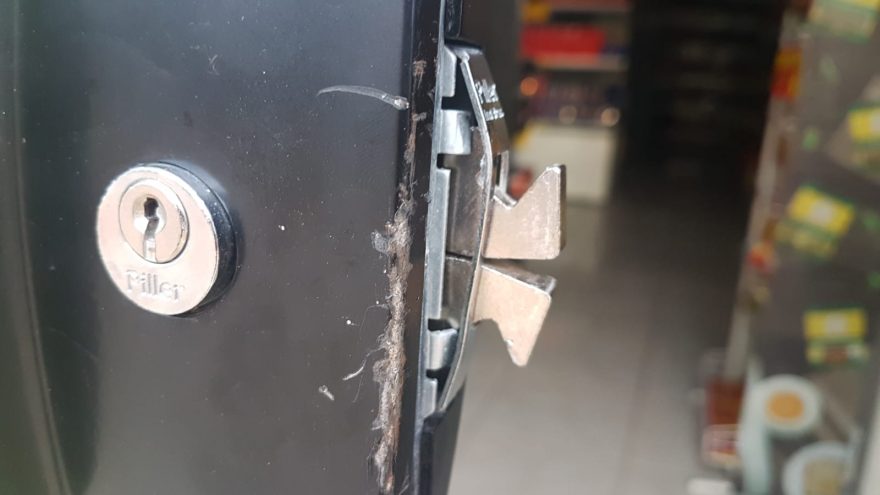 Ladrões arrombam porta de empresa para cometer furto no Floresta